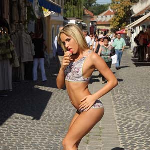 Aleksa Diamond poses nude in public