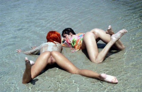 Nude lesbians kissing
